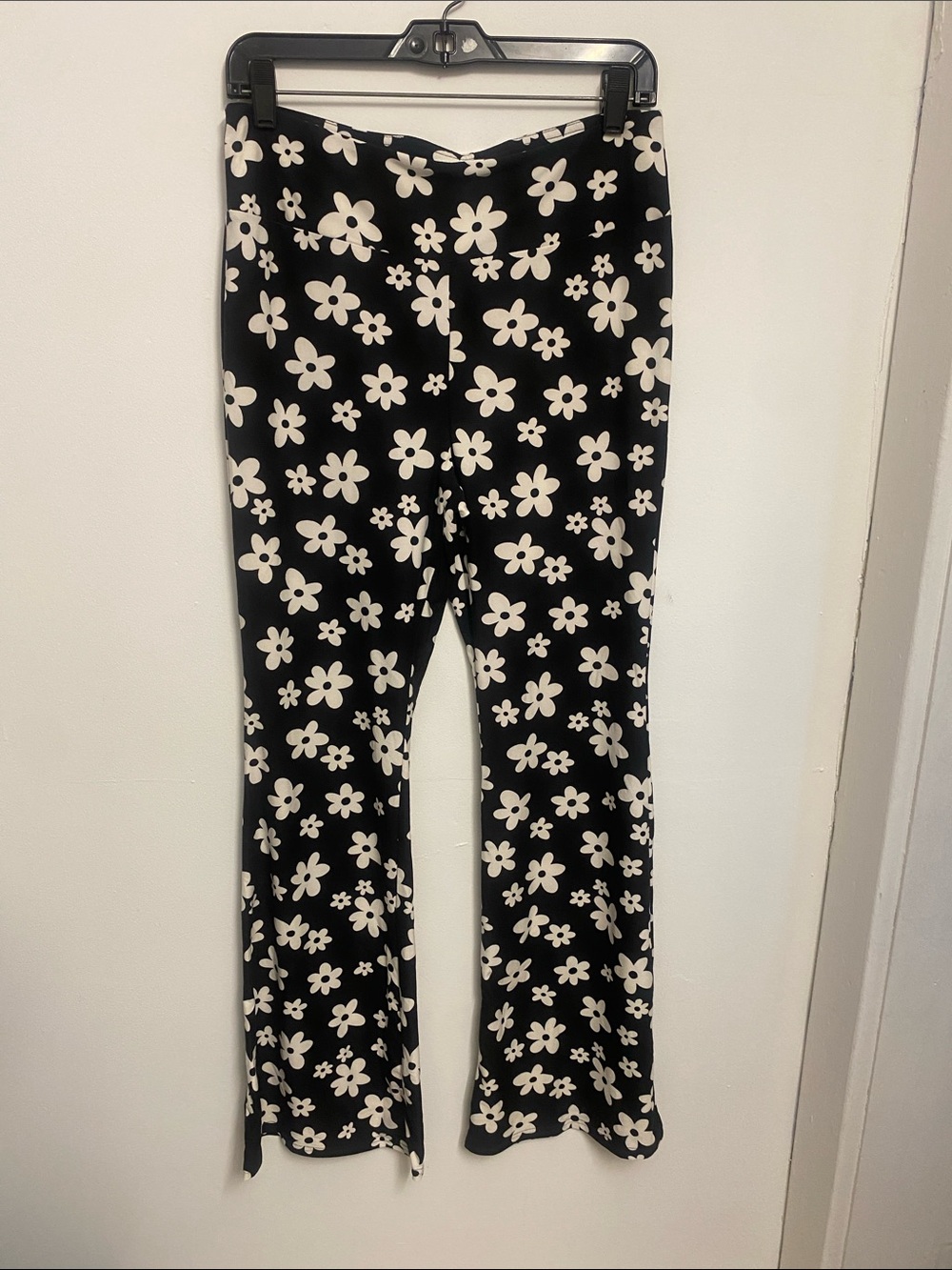 Woman Black and White Floral Stretch Pants